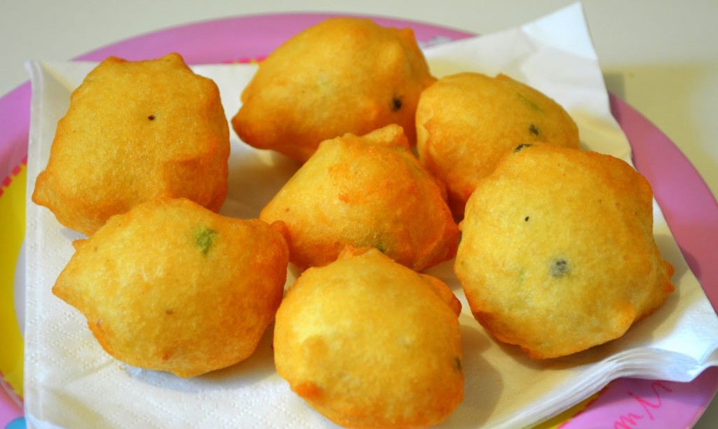 Aloo bonda/ urulaikizhangu bonda or Potato bonda