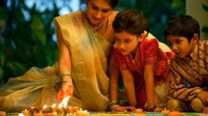 diwali-family_celebrating-gifts-buy-online Deepavali-Diwali