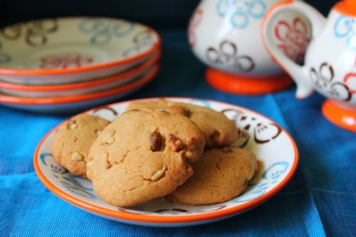 Soft and chewy Walnut cookies with honey